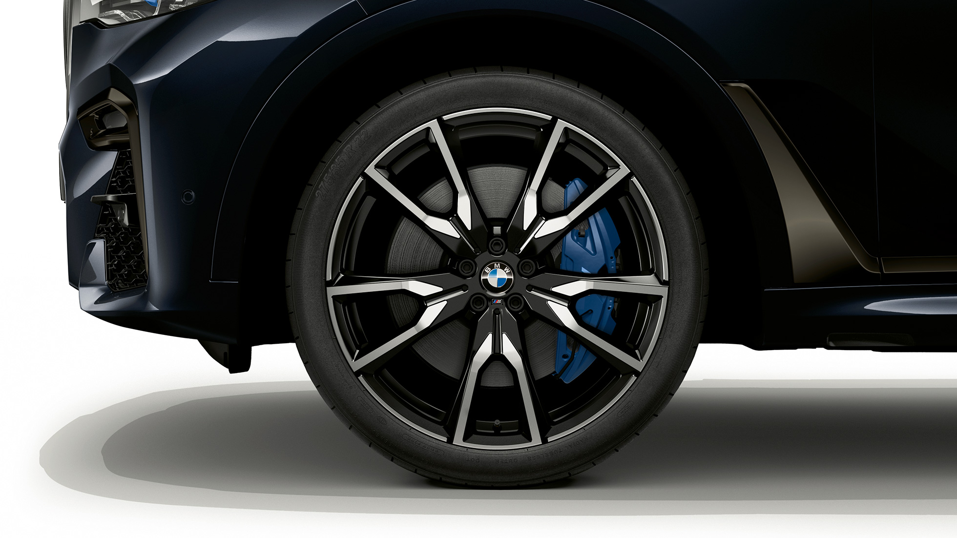 BMW X7, jante en alliage léger du Kit M Sport Gros plan d’une jante en alliage léger de la BMW X7 en Kit M Sport