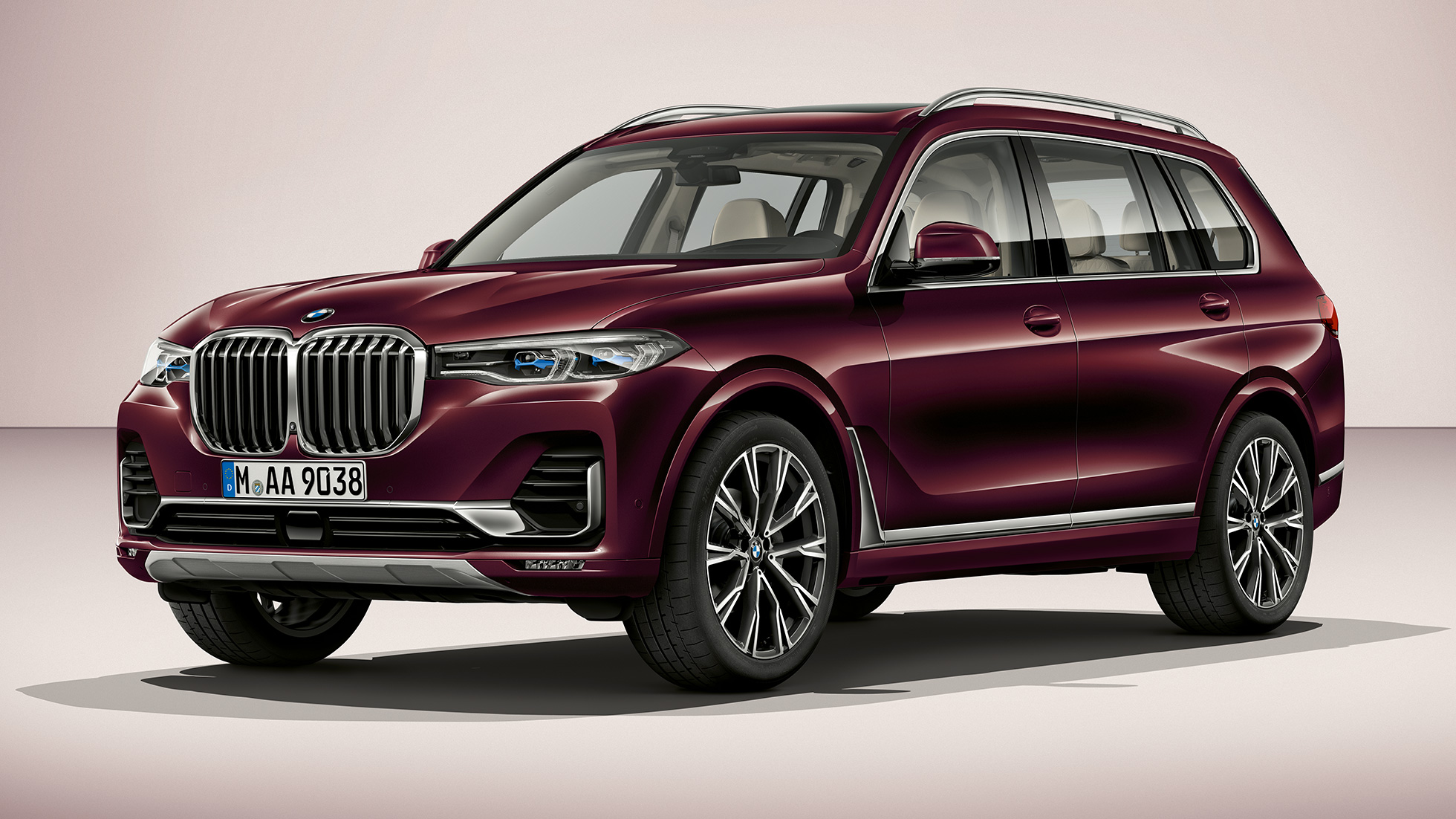 BMW X7 BMW Individual X7 xDrive40i Vue en studio de trois quarts avant de la BMW Individual X7 xDrive40i