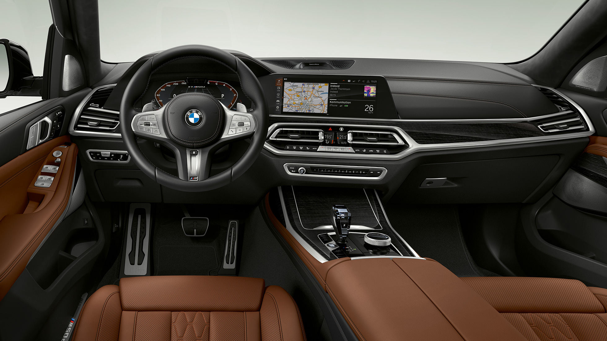 BMW X7, BMW X7 M50d Gros plan de face du poste de conduite côté conducteur de la BMW X7, dotée de l’équipement BMW X7 M50d