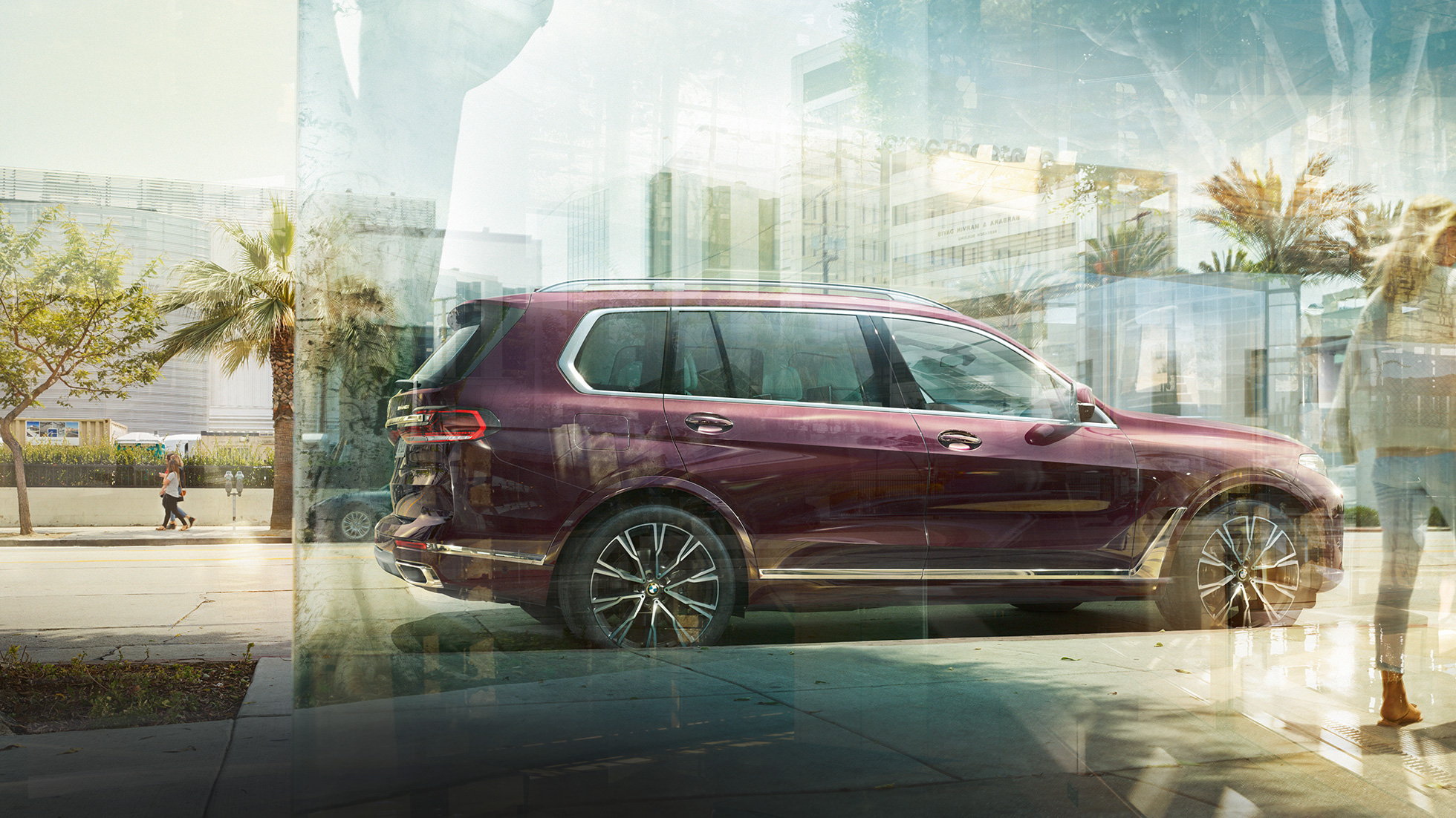BMW Individual X7 xDrive40i, vue de profil Vue de profil d’une BMW X7 en Ametrin metallic à l’arrêt