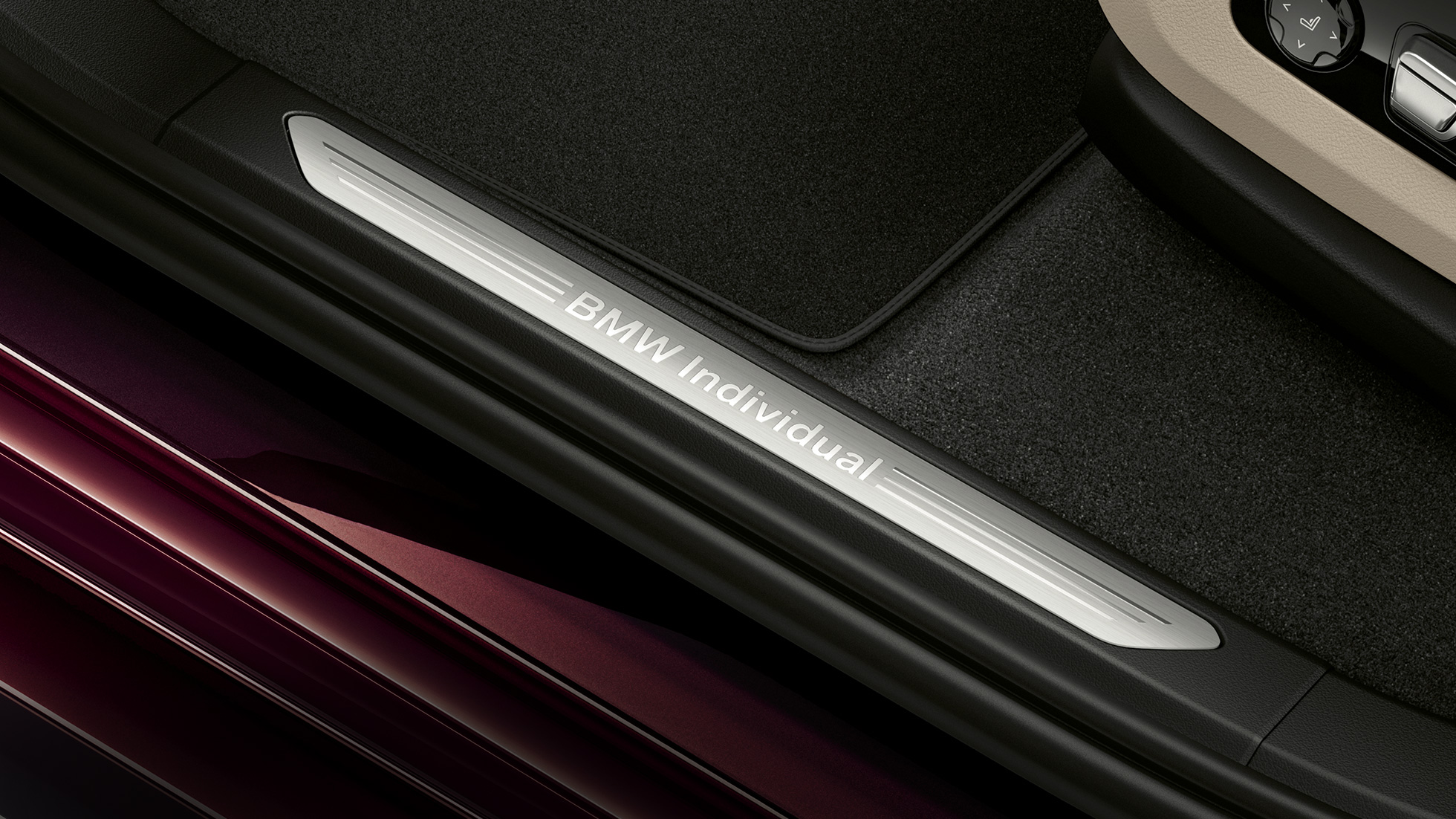 Seuils de porte avec insigne BMW Individual Gros plan du seuil de porte éclairé orné de l’inscription BMW Individual