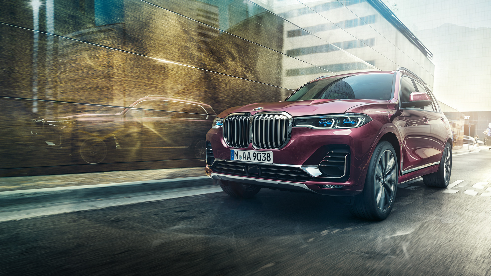 BMW Individual X7 xDrive40i, vue de trois-quarts avant Vue de trois-quarts avant d’une BMW X7 en Ametrin metallic en mouvement