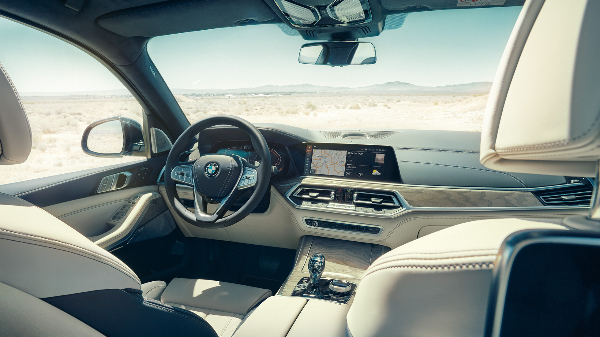 BMW Live Cockpit Professional BMW Live Cockpit Professional : vue de l’arrière de la première rangée de sièges, centrée sur le volant et le combiné des instruments