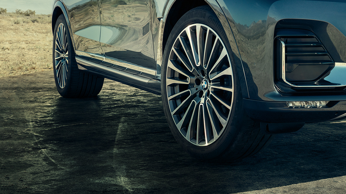 Jantes en alliage léger 22" Jantes en alliage léger de 22'' : vue de trois-quarts avant de la BMW X7 avec mise en évidence des jantes.