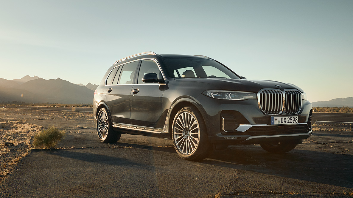 Executive Drive Pro Executive Drive Pro : vue de trois quarts avant d’une BMW X7 désert en arrière-plan
