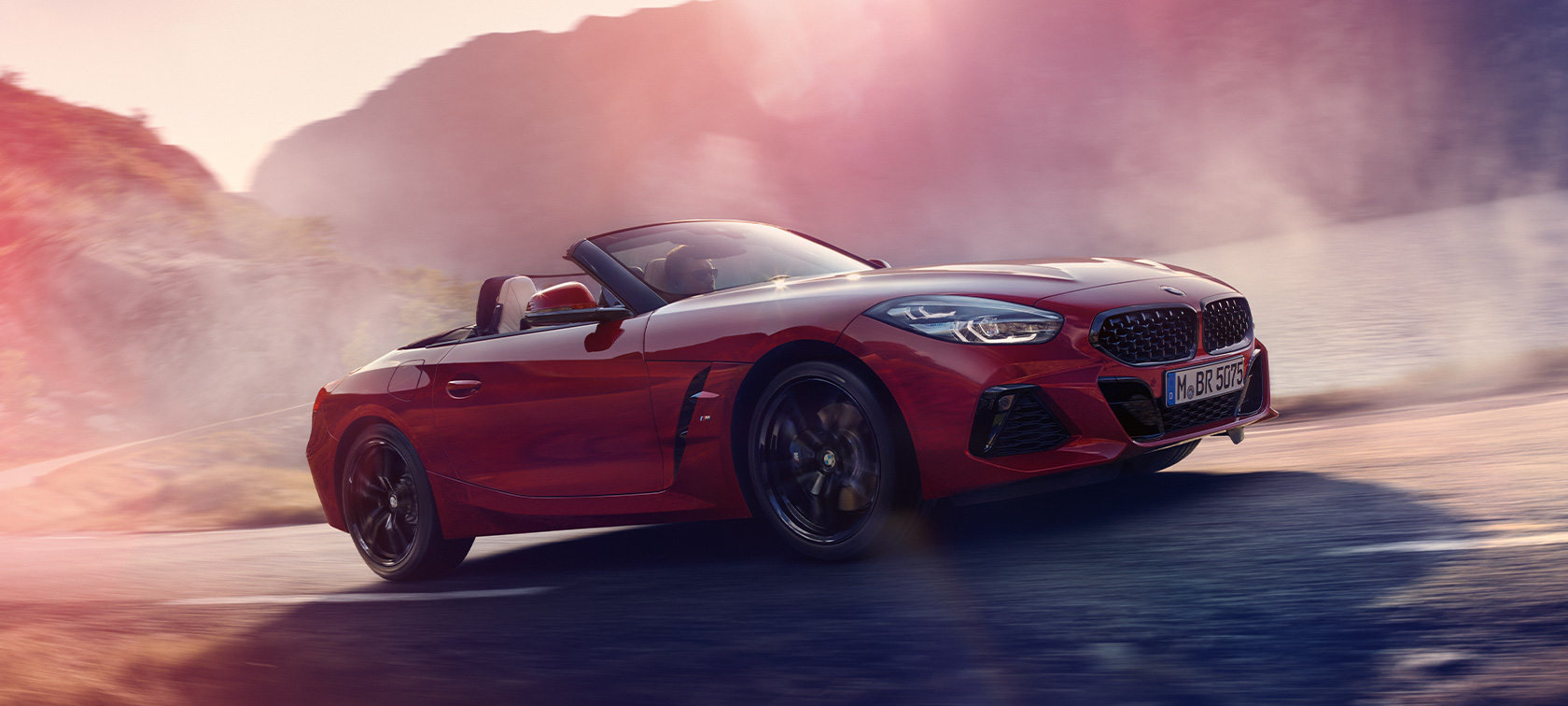 BMW Z4 M40i Roadster (G29) vue de trois quarts de profil en conduite BMW Z4 M40i Roadster (G29) vue de trois quarts de profil en conduite