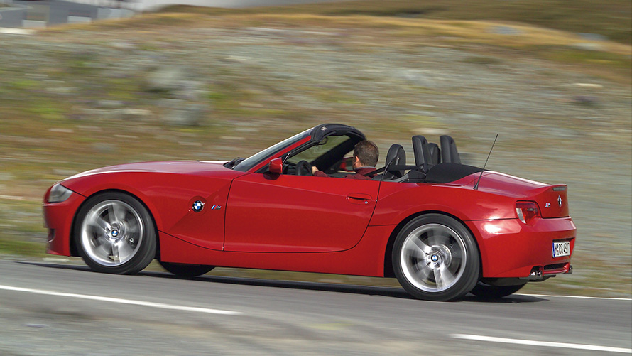 BMW Z4 Roadster (E85) vue 7/8 de profil en conduite BMW Z4 Roadster (E85) vue 7/8 de profil en conduite