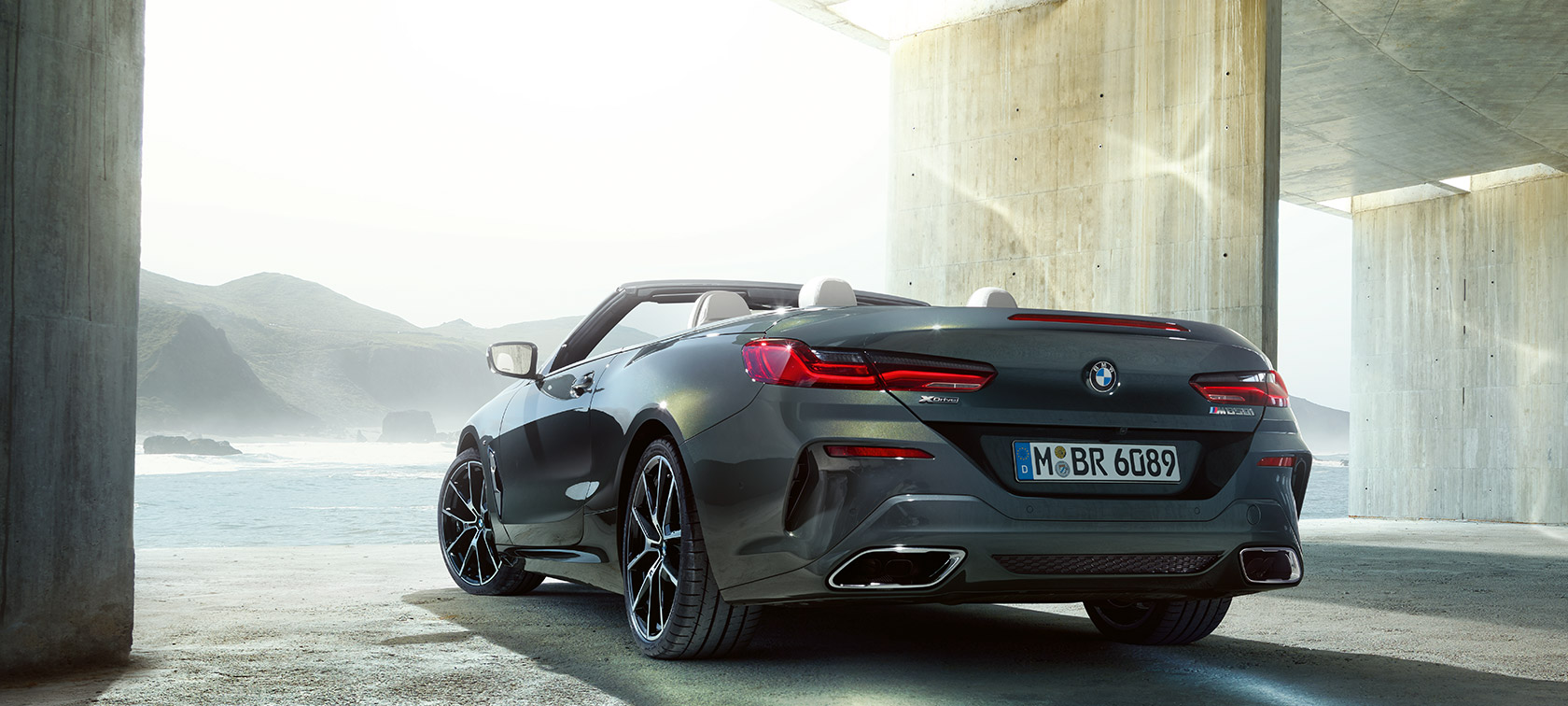 BMW M850i xDrive Dravitgrau metallic, vue de trois quarts arrière gauche. BMW M850i xDrive Dravitgrau metallic, vue de trois quarts arrière gauche.