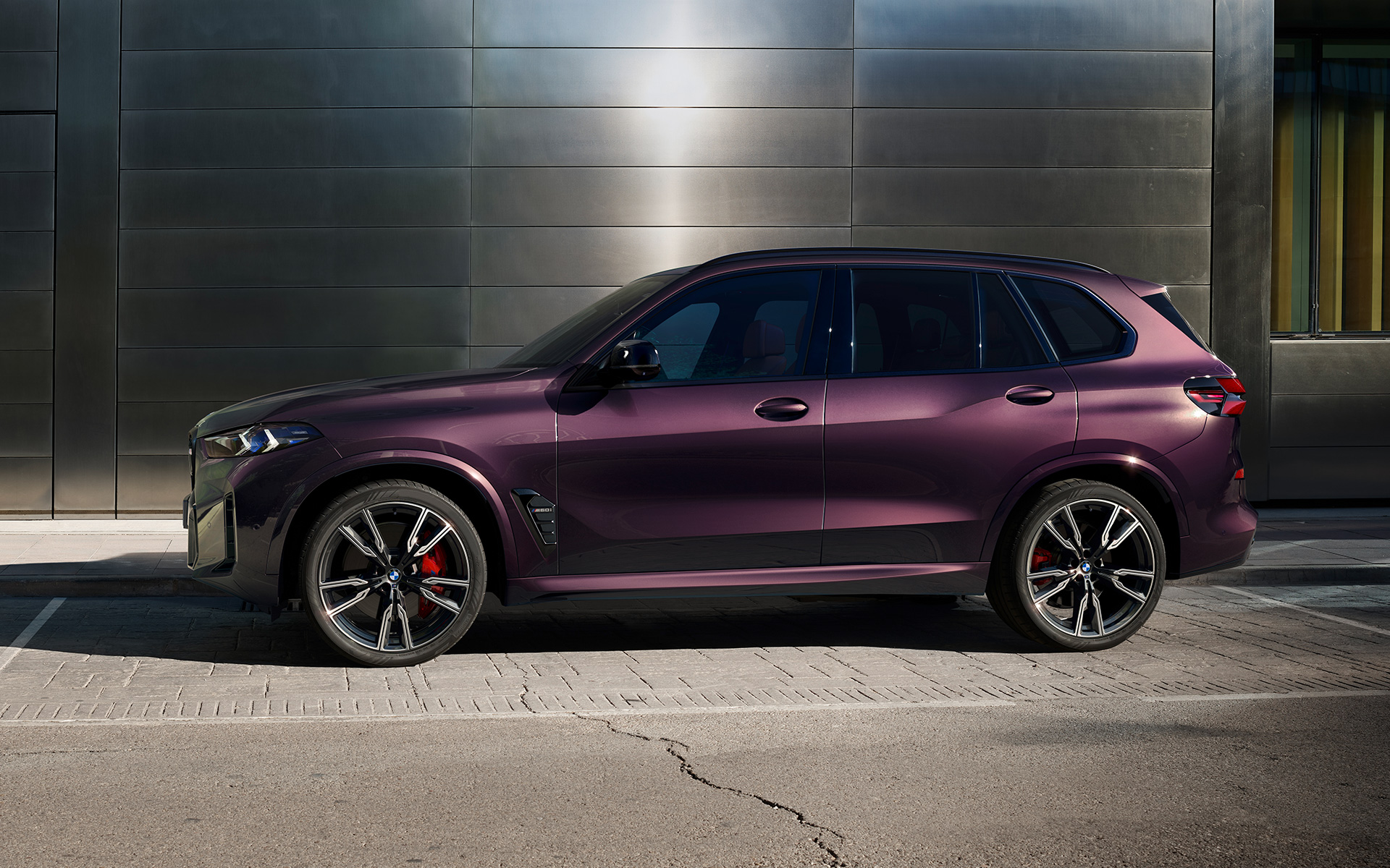BMW X5 M60i G05 en Mora metallic BMW X5 M60i G05 en BMW Individual Mora metallic, 2/3 vue de profil à l’arrêt
