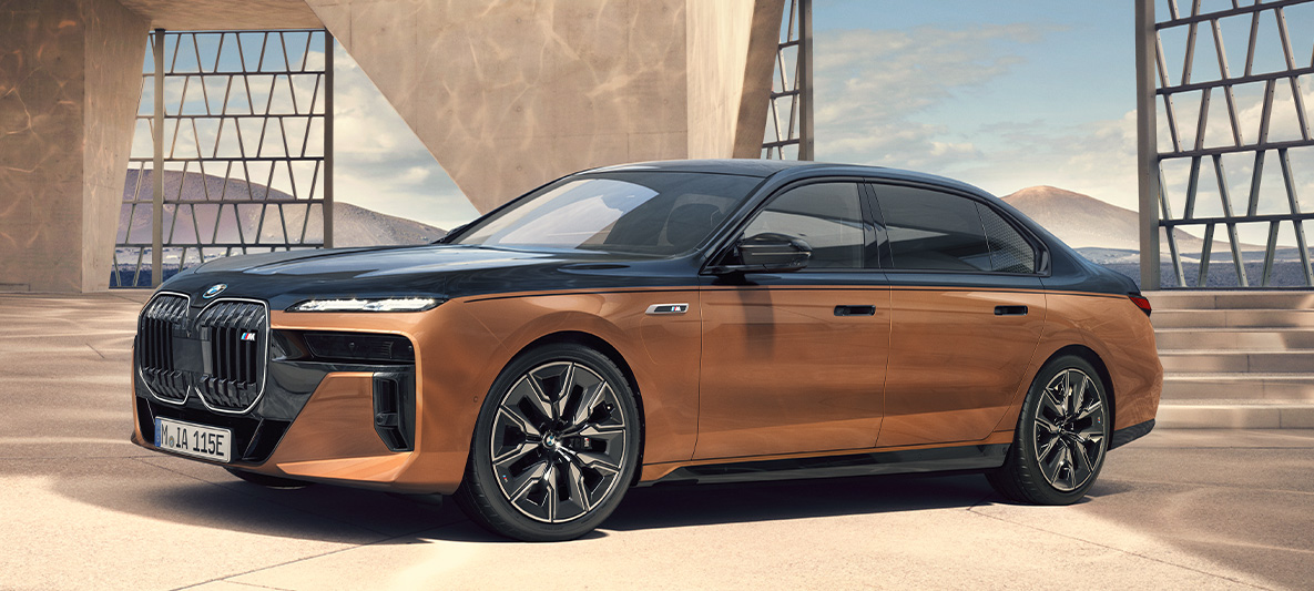 BMW Série 7 G70 BMW Individual Liquid Copper BMW Série 7 G70 BMW Individual Liquid Copper vue de trois quarts avant à l’arrêt