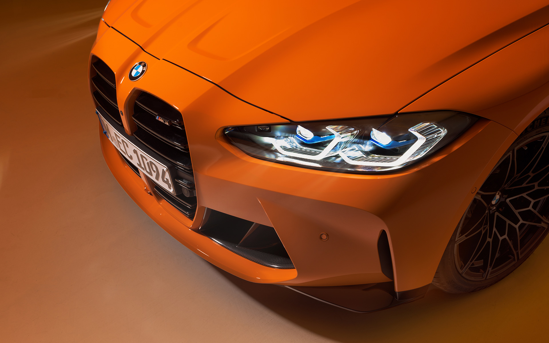 BMW M4 Competition Coupé G82 2021 BMW Individual Feuerorange vue de trois quarts avant BMW M4 Competition Coupé G82 2021 BMW Individual Feuerorange vue de trois quarts avant en gros plan en perspective aérienne