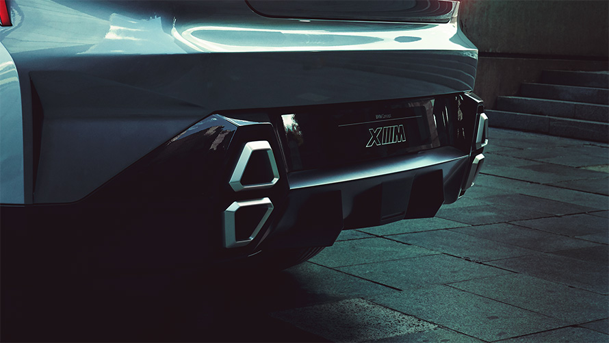 BMW Concept XM (G09) vue de trois quarts arrière avec gros plan sur les sorties d’échappement