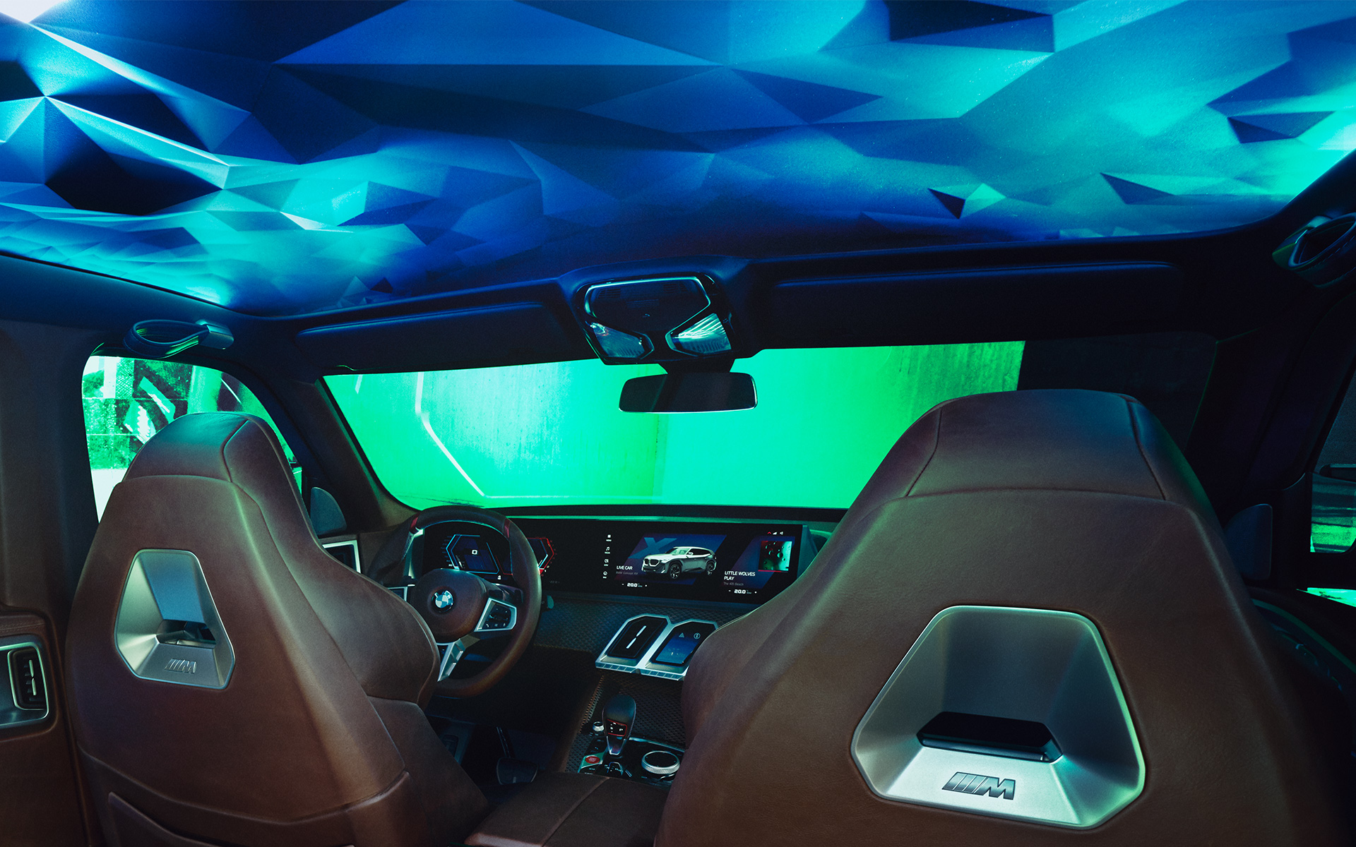 BMW Concept XM (G09) vue latérale de l'habitacle avec gros plan sur le ciel de pavillon BMW Concept XM (G09) vue latérale de l’habitacle avec gros plan sur le ciel de pavillon