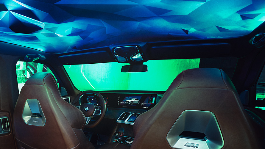 BMW Concept XM (G09) vue latérale de l’habitacle avec gros plan sur le ciel de pavillon