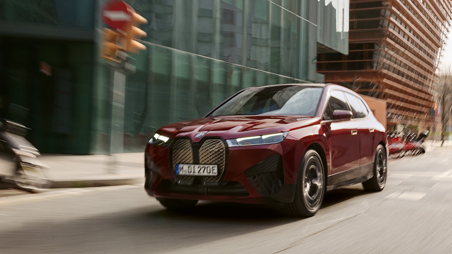 BMW iX3 G08 2021 sur une route vallonnée et brumeuse – vue de trois quarts face