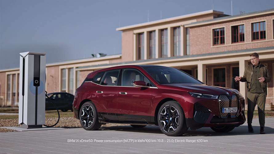 Véhicules électriques BMW – recharge de la BMW iX sur une borne publique en vidéo