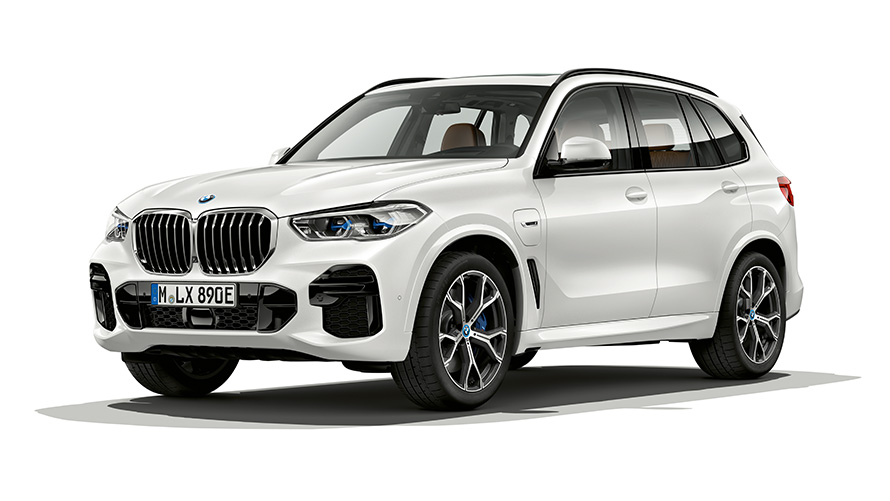 BMW X5 xDrive45e, modèle PHEV, vue de trois quarts avant BMW X5 xDrive45e , modèle PHEV, vue de trois quarts avant en studio
