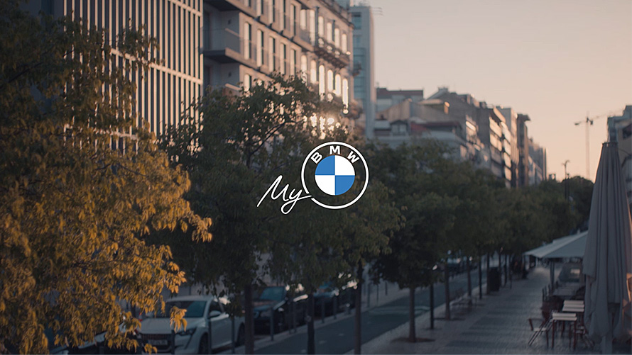 App My BMW BMW ConnectedDrive Durabilité BMW App My BMW homme avec smartphone à la main