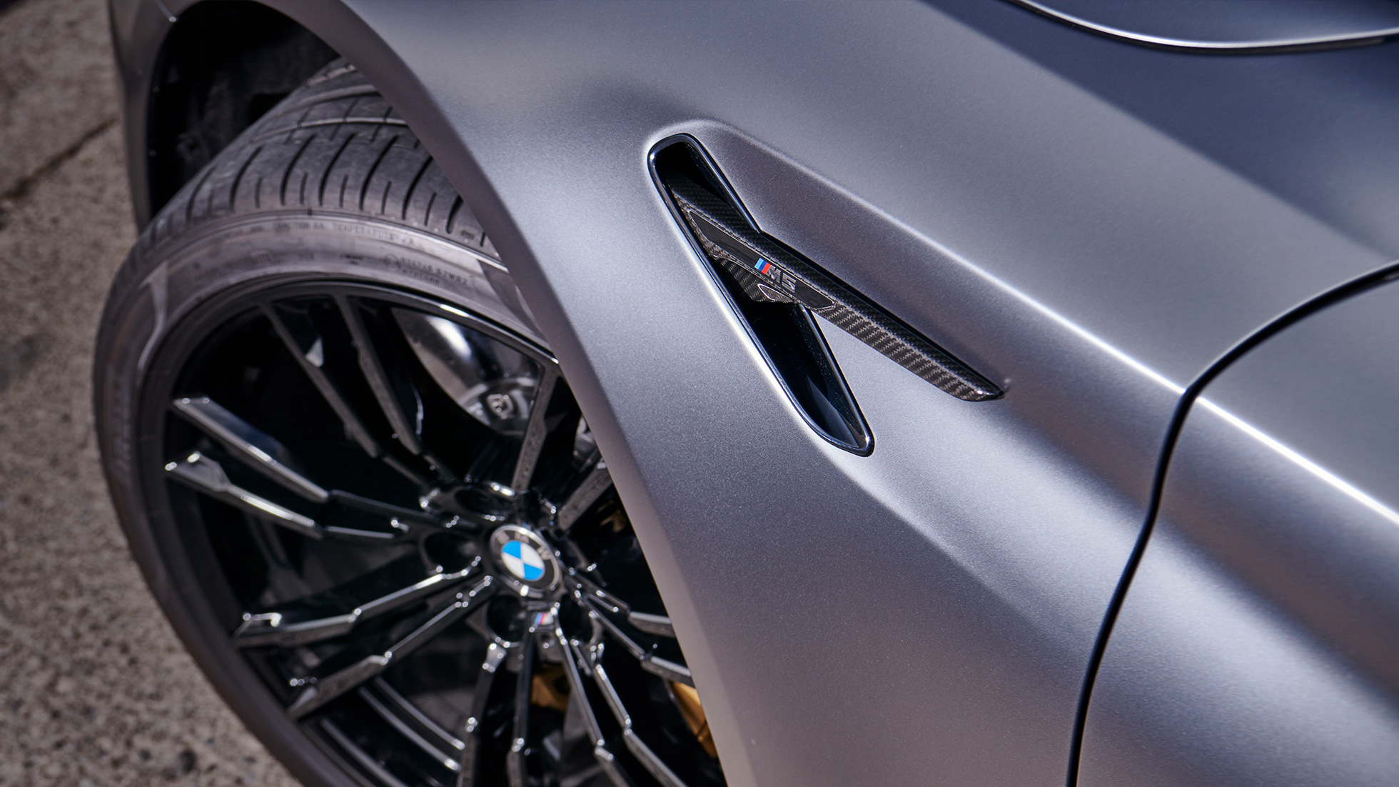 Air Breather BMW M Performance à entretoise décorative en carbone Air Breather avec design BMW M Performance à entretoise décorative en carbone.