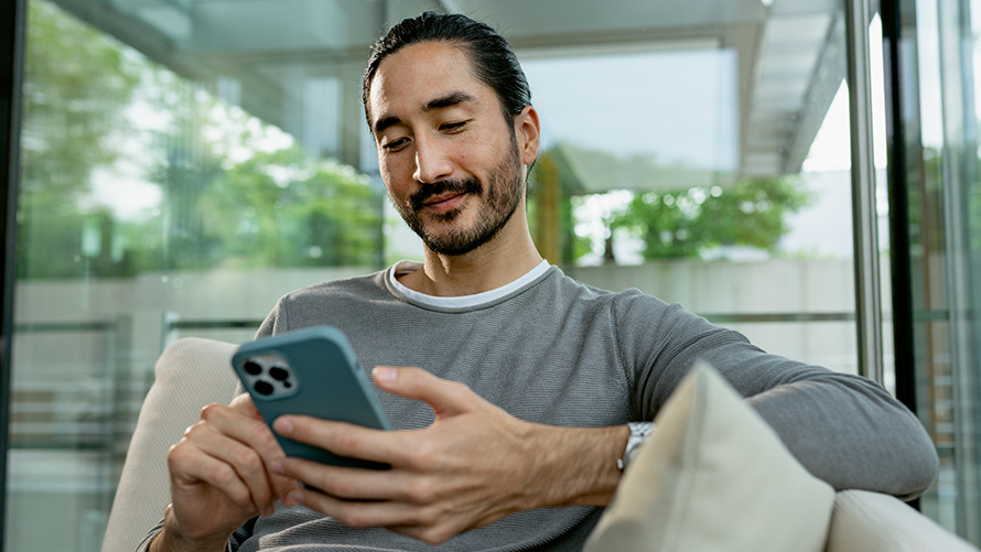 Un homme utilise son smartphone
