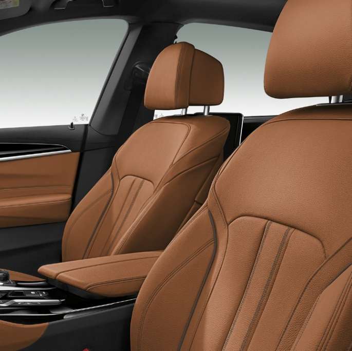 Sièges sport à l’avant de la BMW Série 6 Gran Turismo G32 2017 Kit M Sport intérieur