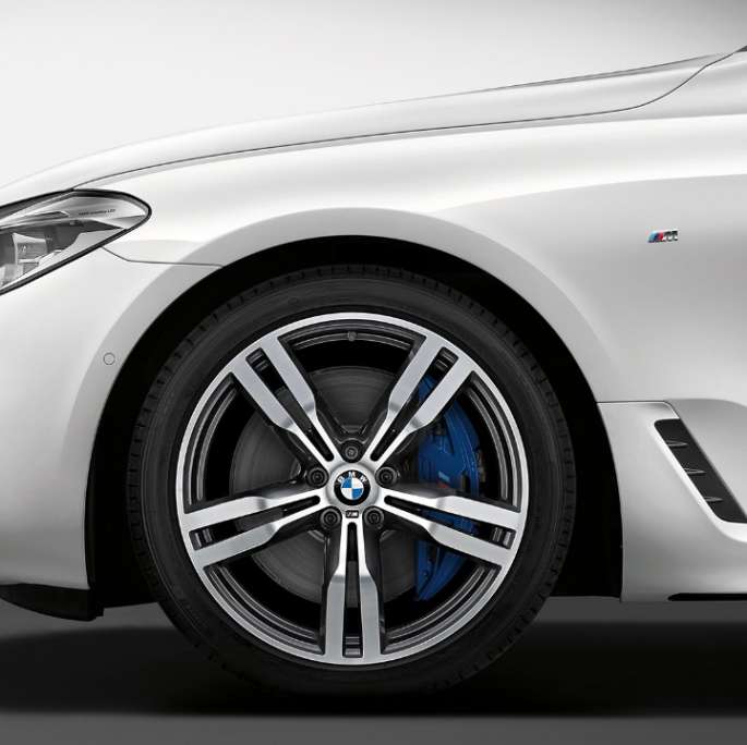 BMW Série 6 Gran Turismo G32 2017 Kit M Sport Mineralweiß metallic vue latérale avant avec jantes en alliage léger à doubles rayons 647 M