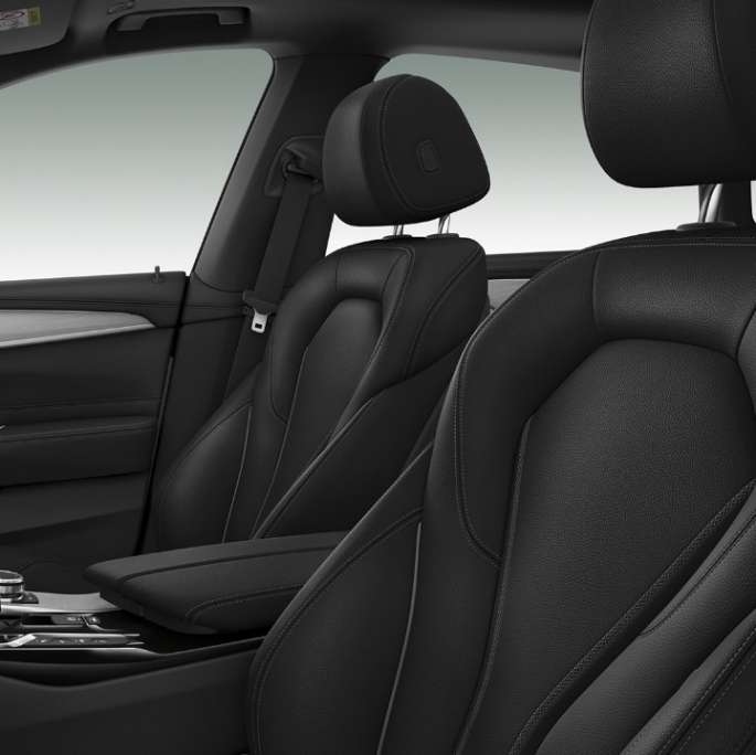 Intérieur et sièges sport pour le conducteur et le passager avant de la BMW Série 6 Gran Turismo G32 2017 Sport Line