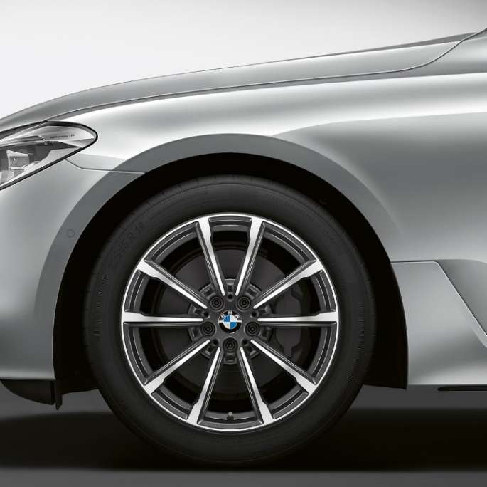 BMW Série 6 Gran Turismo G32 2017 Sport Line Glaciersilber metallic vue de profil avant avec jantes en alliage léger à rayons en V 685