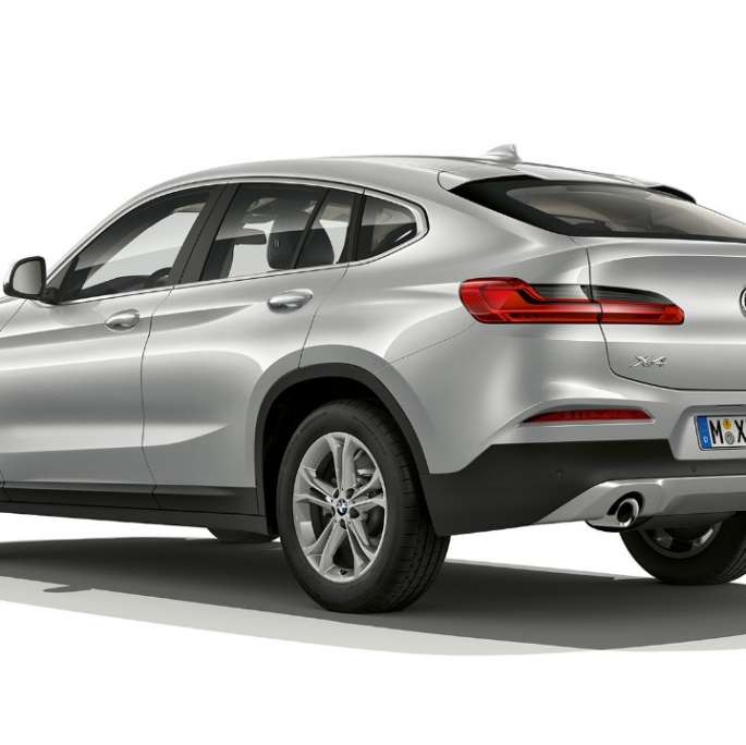 BMW X4 xDrive20d Modèle Advantage G02 2018 en Glaciersilber vue de trois quarts arrière