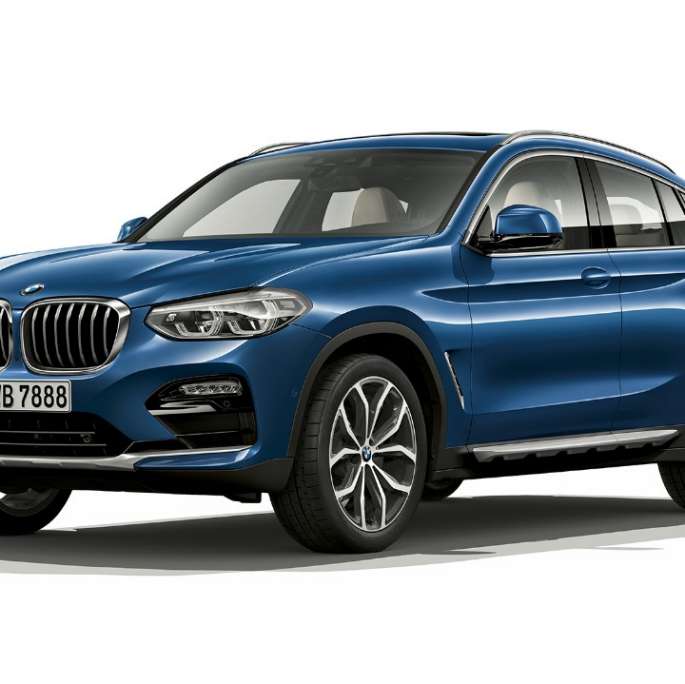 BMW X4 xDrive20d, Modèle xLine G02 2018 en Phytonicblau, vue de trois quarts avant