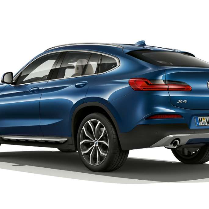 BMW X4 xDrive20d, Modèle xLine G02 2018 en Phytonicblau vue de trois quarts arrière